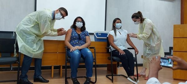 Duas enfermeiras recebem as primeiras doses da vacina em Colatina