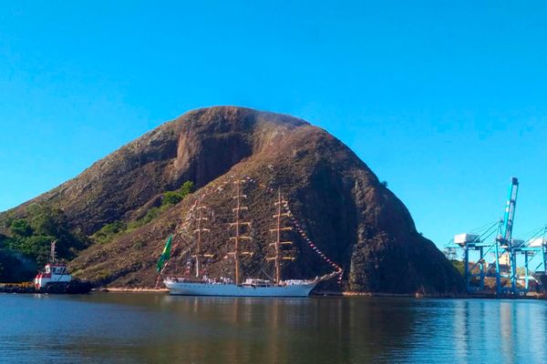 Embarcação entrando na Baía de Vitória por Fernando Madeira 