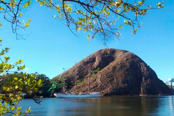 Embarcação entrando na Baía de Vitória por Fernando Madeira 