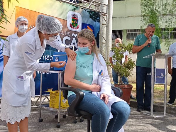 Enfermeira Fernanda de Carli é a primeira pessoa vacinada contra a Covid-19 em Linhares