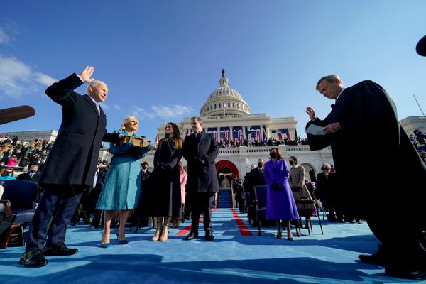 Joe Biden (e) presta juramento como o 46º presidente dos Estados Unidos   enquanto sua esposa Jill Biden segura a Bíblia durante a 59ª posse presidencial realizada no Capitólio, em Washington (DC), nesta quarta-feira (20)