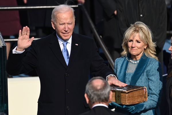 Joe Biden presta juramento como o 46º presidente dos Estados Unidos enquanto     sua esposa Jill Biden segura a Bíblia durante a 59ª posse presidencial realizada no Capitólio, em Washington (DC), nesta quarta-feira, 20 de janeiro de 2021