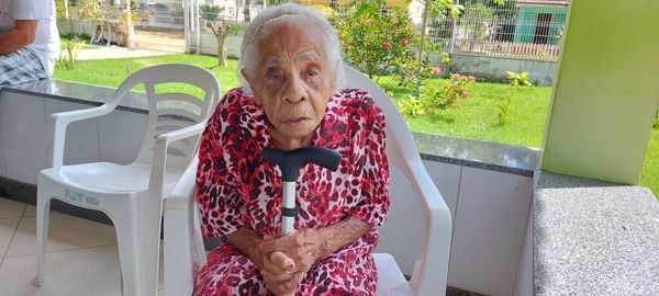 Leocadina Nascimento, de 104 anos, primeira idosa vacinada em Colatina, Noroeste do ES