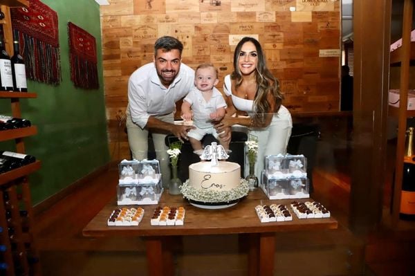 Luana Patriota e Leandro Piquet comemoraram duas datas especiais:  o batismo e também um ano do filho Eros, no restaurante Aleixo. Estiveram presentes também os avós paternos e maternos do pequeno