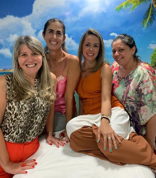 Marlei Bonela, Cris Campinho, Kamila Abreu e Aparecida Borges em dia de beleza na clínica de Glaucia Duarte, na Praia do Canto.