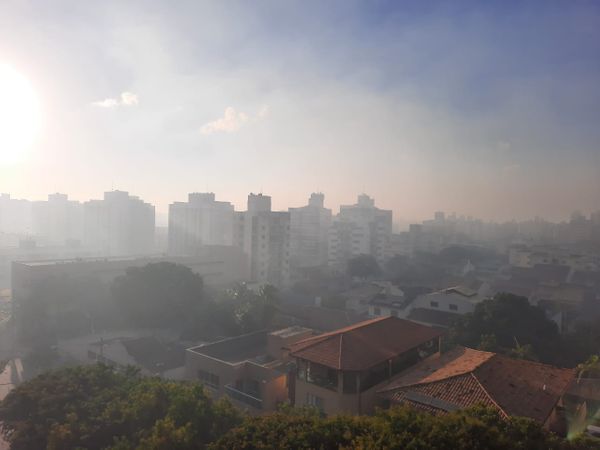 De acordo com relato de pessoas que moram nesses locais, se trata de uma fumaça branca e densa que encobre os dois bairros. Alguns moradores relatam dificuldade.