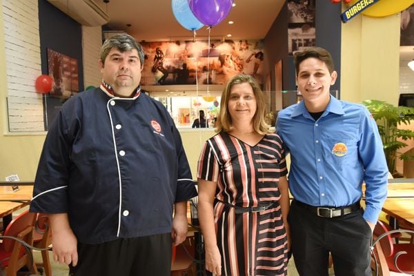 O chef nacional Wagner Ribeiro, Eloiza e Gustavo Roncetti da Costa em tarde de lançamento dos pratos executivos do Johnny Rockets, no Shopping Vitória