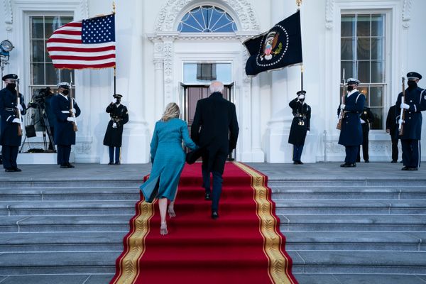 O presidente dos Estados Unidos, Joe Biden, chega caminhando com a esposa Jill Biden na   Casa Branca, em Washington (DC), nesta quarta-feira, 20 de janeiro de 2021, após ser   empossado no cargo