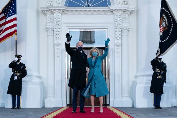 O presidente dos Estados Unidos, Joe Biden, e a esposa Jill Biden acenam ao chegarem à   Casa Branca, em Washington (DC), nesta quarta-feira, 20 de janeiro de 2021, após a   cerimônia de posse.  