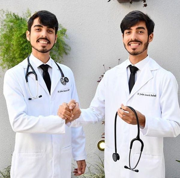 Os médicos gêmeos Jordan e Jorlan Souza de Andrade, 25 anos.  por Arquivo pessoal