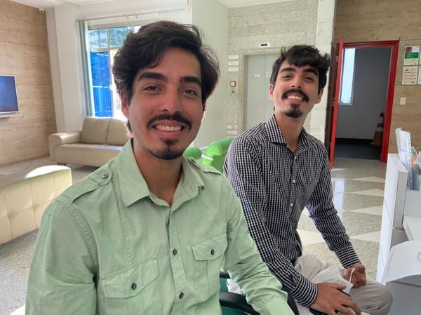 Os médicos gêmeos Jordan e Jorlan Souza de Andrade, 25 anos.  por Arquivo pessoal