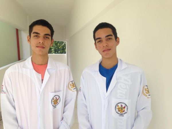 Os médicos gêmeos Jordan e Jorlan Souza de Andrade, 25 anos.  por Arquivo pessoal