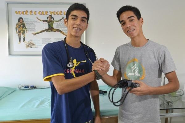 Os médicos gêmeos Jordan e Jorlan Souza de Andrade, 25 anos.  por Arquivo pessoal