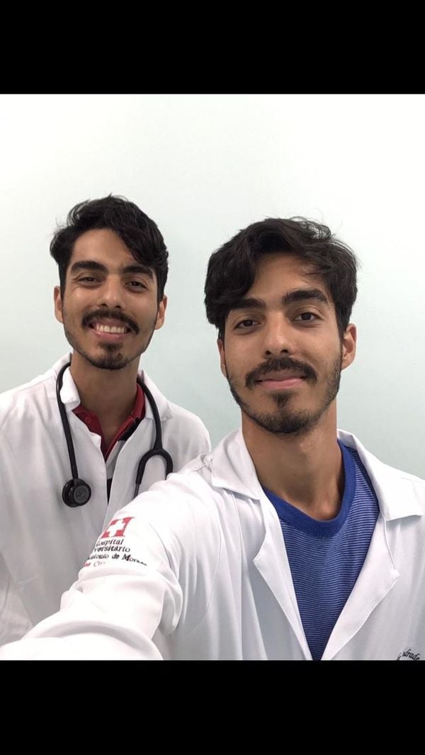 Os médicos gêmeos Jordan e Jorlan Souza de Andrade, 25 anos.  por Arquivo pessoal