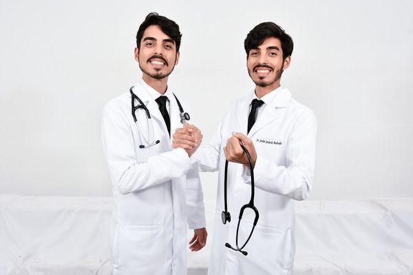 Os médicos gêmeos Jordan e Jorlan Souza de Andrade, 25 anos. 