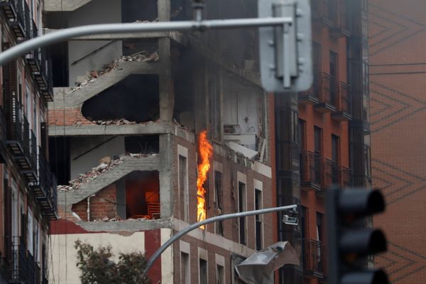  O prédio pertencente à Igreja Católica queima após uma explosão mortal, no centro de Madri, Espanha