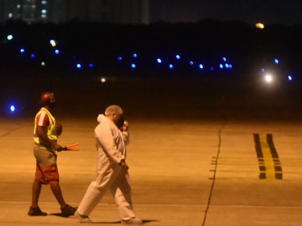 Funcionários do aeroporto aguardando a aeronave com os pacientes vindos de Manaus por Fernando Madeira