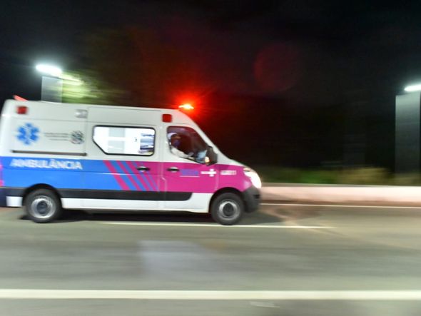 Ambulâncias levando os pacientes vindos de Manaus por Fernando Madeira