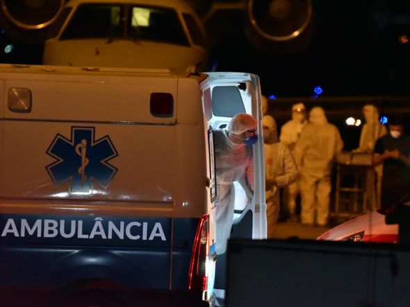 Pacientes, vindos de Manaus, são retirados do avião no Aeroporto de Vitória por Fernando Madeira