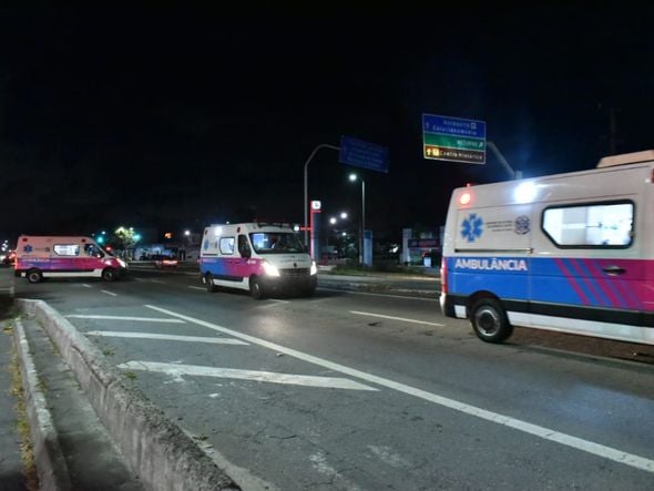 Ambulâncias levando os pacientes vindos de Manaus por Fernando Madeira