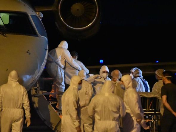 Pacientes, vindos de Manaus, são retirados do avião no Aeroporto de Vitória por Fernando Madeira