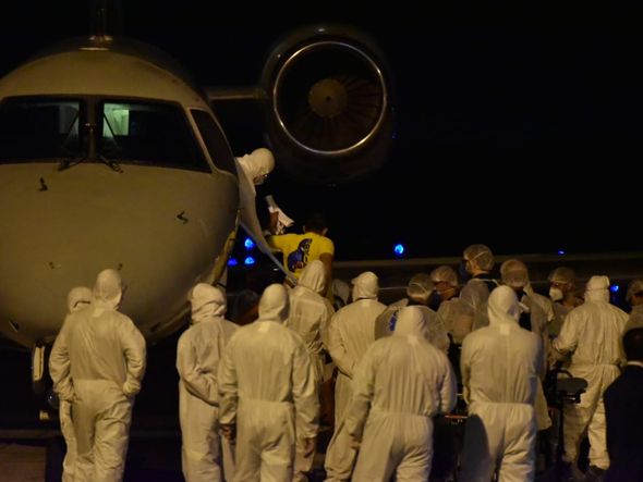 Pacientes, vindos de Manaus, são retirados do avião no Aeroporto de Vitória por Fernando Madeira