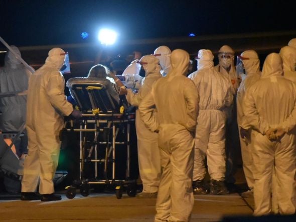 Pacientes, vindos de Manaus, são retirados do avião no Aeroporto de Vitória por Fernando Madeira