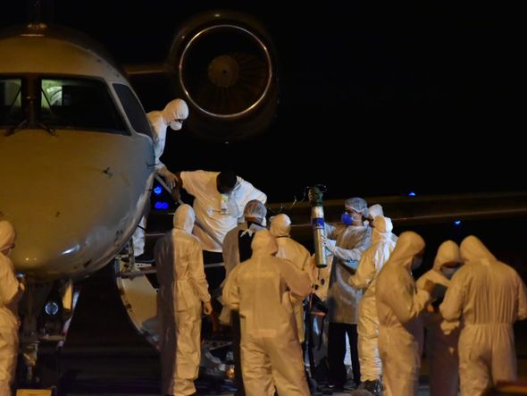 Pacientes, vindos de Manaus, são retirados do avião no Aeroporto de Vitória por Fernando Madeira