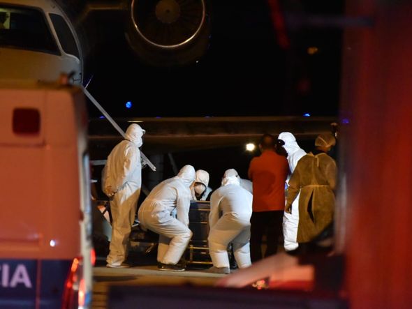 Pacientes, vindos de Manaus, são retirados do avião no Aeroporto de Vitória por Fernando Madeira
