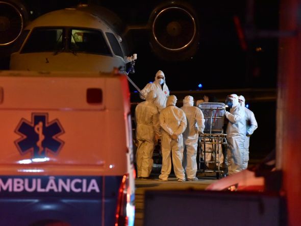 Pacientes, vindos de Manaus, são retirados do avião no Aeroporto de Vitória por Fernando Madeira