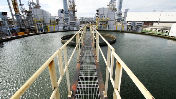 A cobrança pelo uso, prevista na Política Nacional de Recursos Hídricos, é um dos principais mecanismos para corrigir distorções históricas: quem utiliza a água de forma intensiva passa a contribuir financeiramente para sua conservação e recuperação