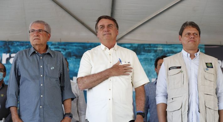 Dezenas de apoiadores do mandatário aguardavam para vê-lo. Bolsonaro foi recebido também pelos convidados, ovacionado aos gritos de 'mito'