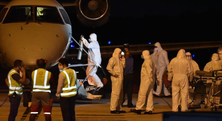 Avião da Força Aérea Brasileira (FAB) pousou no aeroporto de Vitória por volta das 20h25 com 18 pacientes em situação estável; eles foram transferidos para o Hospital Jayme Santos Neves, na Serra
