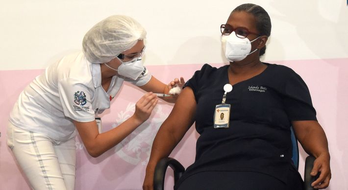 A técnica em enfermagem Iolanda Brito da Silva dos Santos, que atua na linha de frente contra a Covid-19, conta como foi conviver com a pandemia antes e depois da chegada dos imunizantes