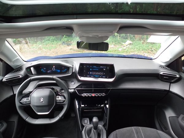 A central multimídia “touchscreen” do novo 208 tem tela de 7 polegadas. 
