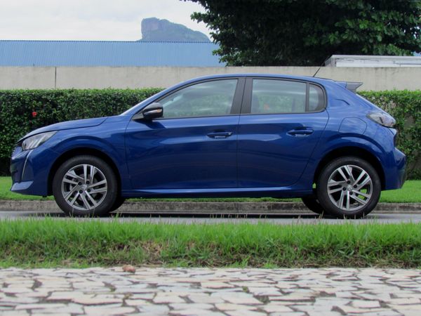 A configuração “top” do 208 traz de série sistemas como alerta de colisão, frenagem de emergência, alerta e correção de mudança de faixa, entre outros itens.