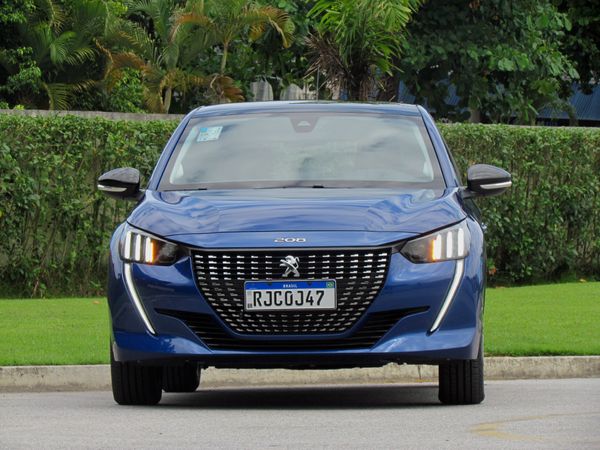 A dianteira exibe elementos da nova assinatura visual da Peugeot na parte inferior – lá está o “olhar felino” expresso pelos faróis e o “dente de sabre” formado pela iluminação diurna full-led.