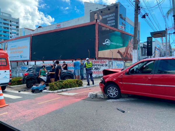 Um carro capotou após bater em outro veículo na Praia da Costa, em Vila Velha, na manhã desta quinta-feira (21). O acidente aconteceu no cruzamento da Avenida Champagnat com a Rua Inácio Higino.