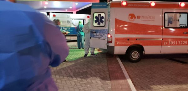 Ambulância com o paciente vindo de Manaus chegando ao Hospital Jaime Santos Neves