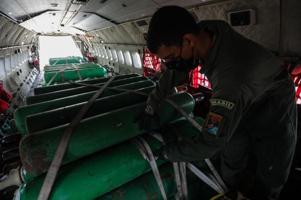 Avião C-105 da Força Aérea Brasileira transporta 80 cilindros de oxigênio de Belém do Pará para Manaus no Amazonas. O estado do Amazonas vive uma crise de desabastecimento de oxigênio devido a pandemia