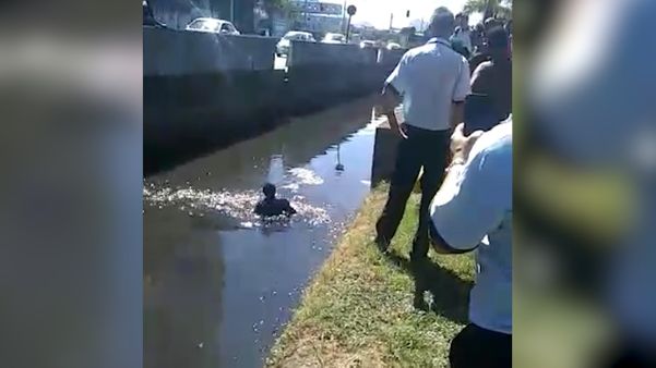 Homem cai dentro de valão em Vila Velha