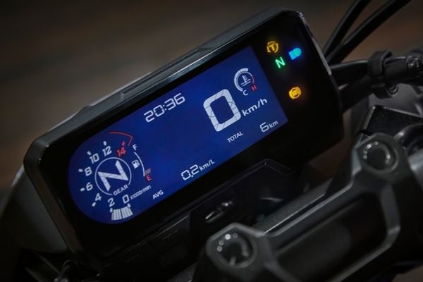 O painel da CB 650R está inteiramente digital e multicolor e orienta o piloto sobre o melhor momento para a passagem das marchas a partir dos modos de cores do painel.