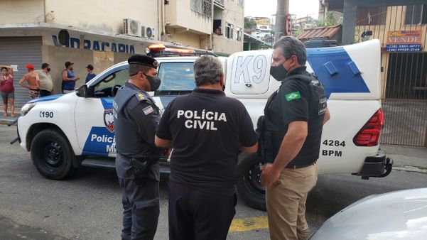 A droga foi encontrada em cartelas e frascos, com LSD líquido e em gel. No total, foram abordados 44 carros, 37 motocicletas e 126 pessoas