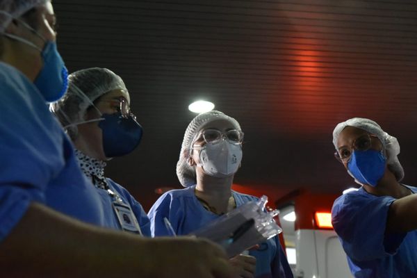 Imagens da chegada dos pacientes de Manaus infectados pelo coronavírus ao Hospital Jayme dos Santos Neves, na Serra