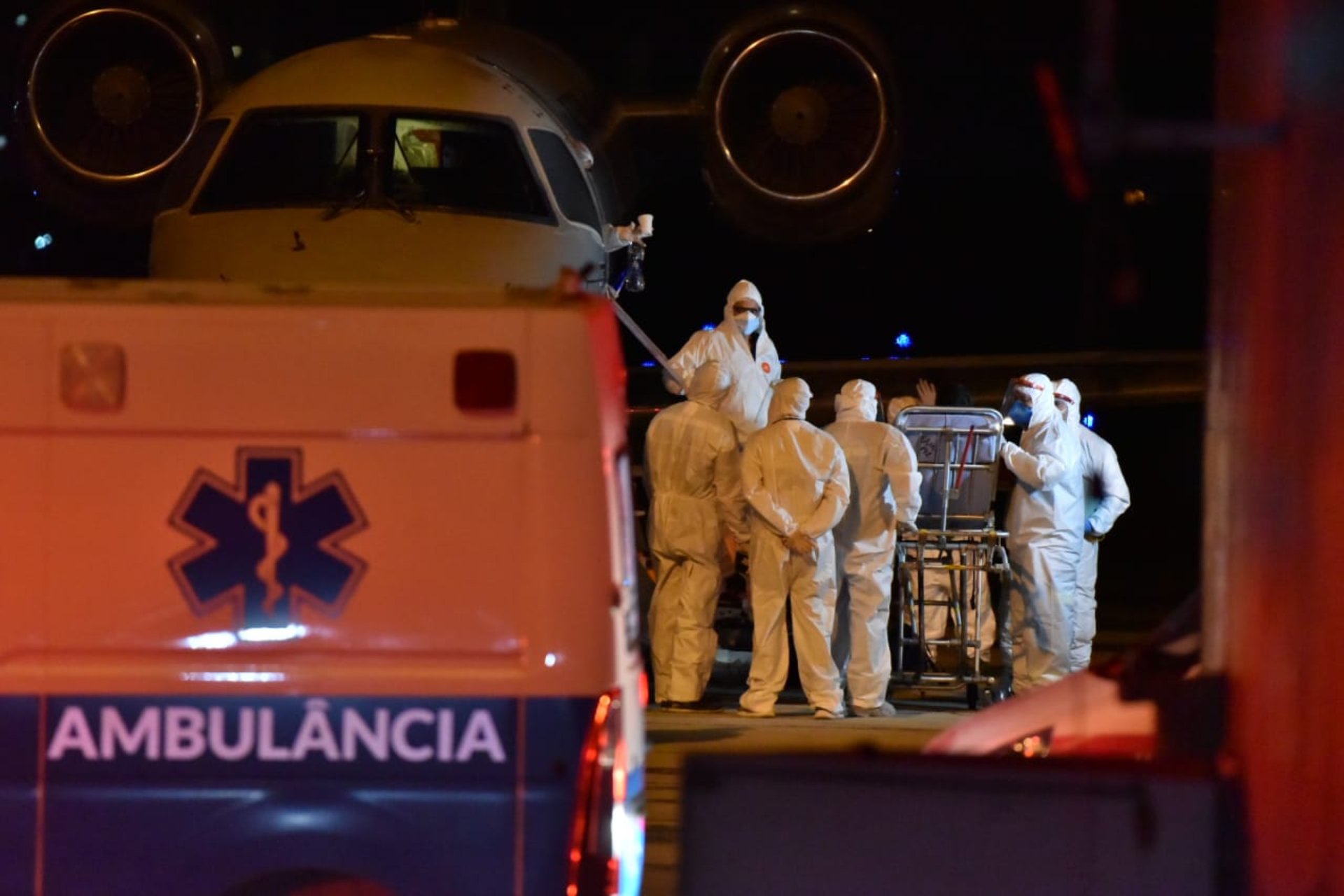Pacientes, vindos de Manaus, são retirados do avião no Aeroporto de Vitória