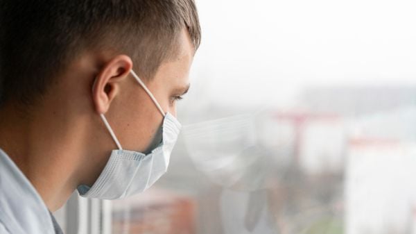 Pessoa usando máscara na pandemia