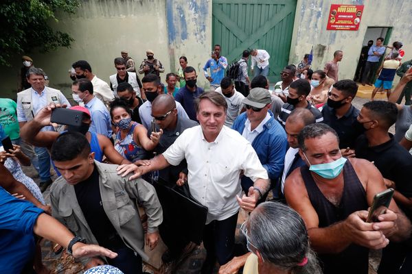 Presidente Jair Bolsonaro, sem máscara e em meio a aglomeração, em Catolândia (BA), em meio à pandemia de Covid-19