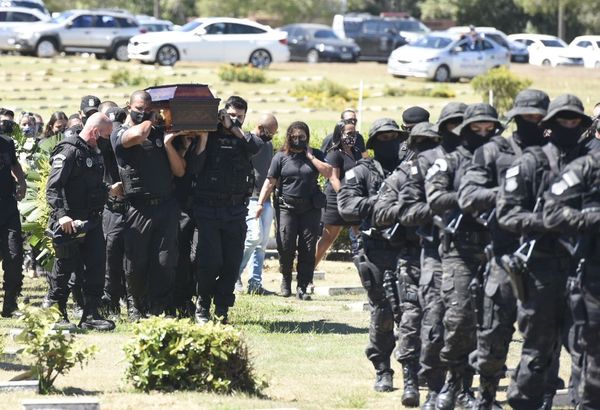 Rodrigo Rosa foi sepultado nesta quinta-feira (21) no Parque da Paz por Carlos Alberto Silva