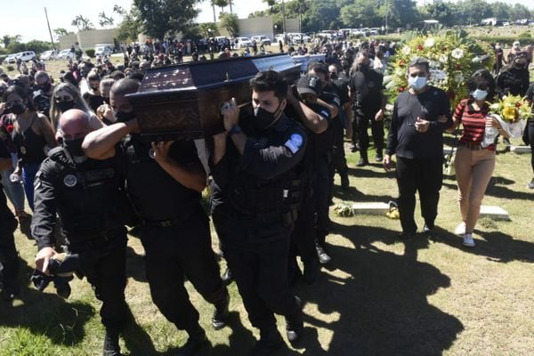 Rodrigo Rosa foi sepultado nesta quinta-feira (21) no Parque da Paz por Carlos Alberto Silva