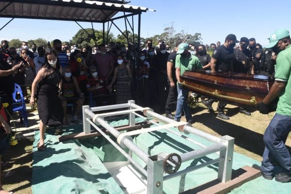 Rodrigo Rosa foi sepultado nesta quinta-feira (21) no Parque da Paz por Carlos Alberto Silva